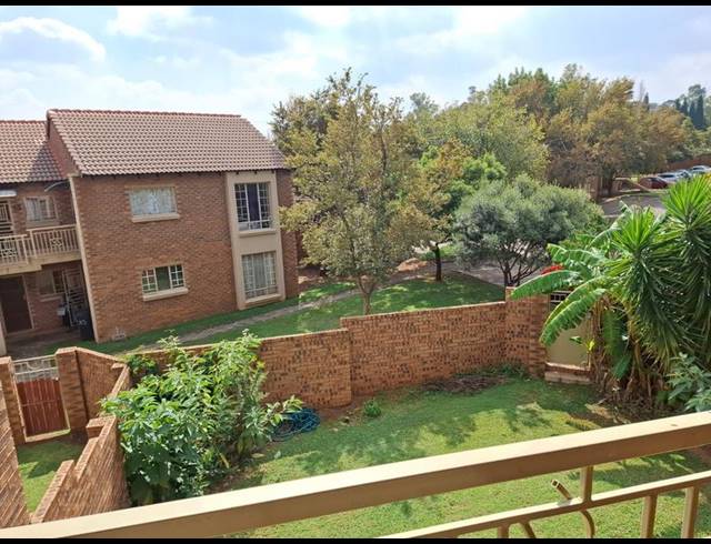 2 BEDROOM TOWNHOUSE FOR SALE IN MOOIKLOOF RIDGE ESTATE